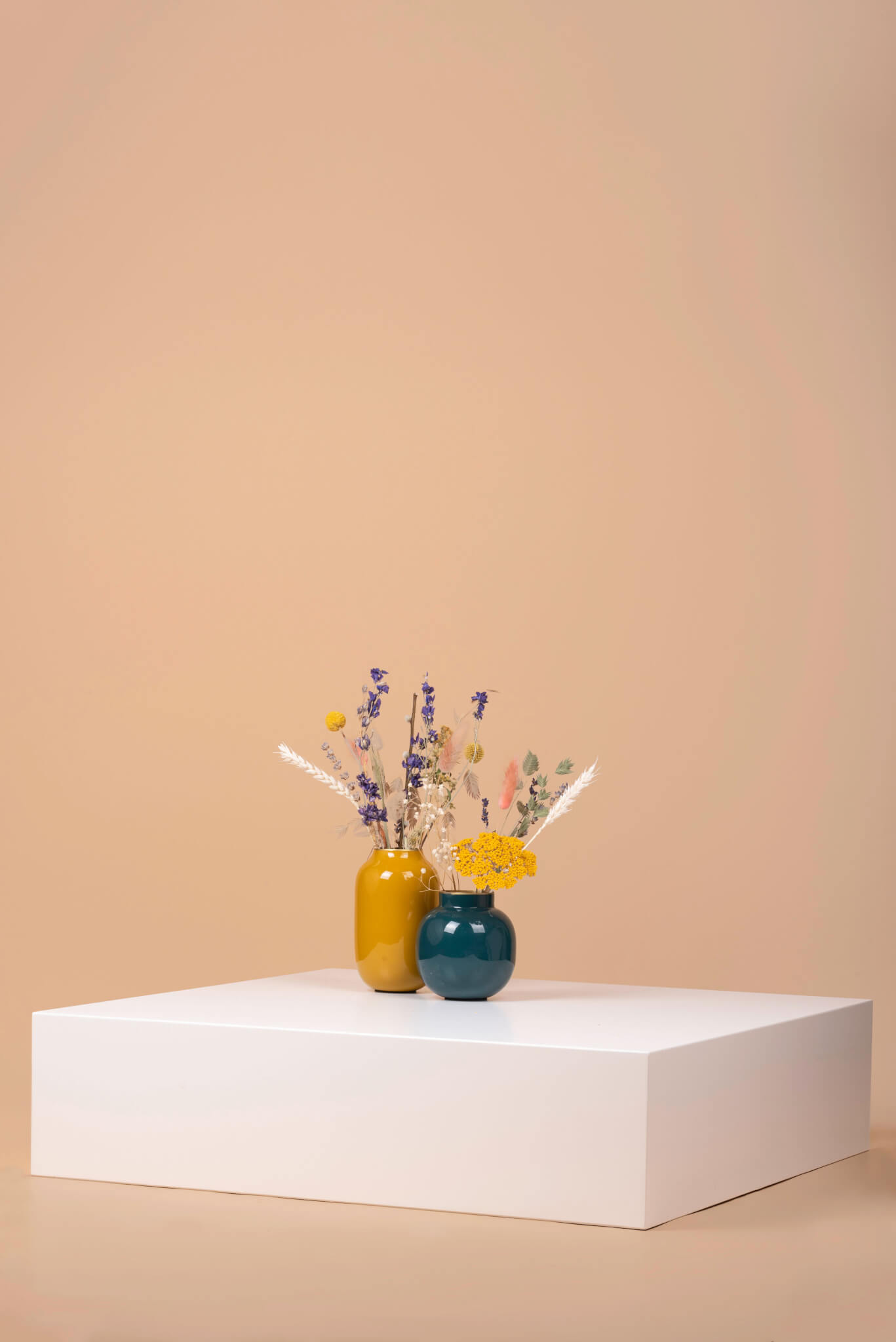 Witte etalage sokkel voor product presentatie in winkel