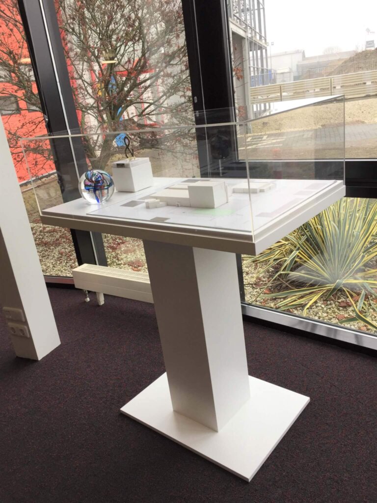 Plexiglas stofkap met sokkel en maquette