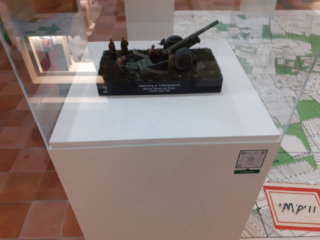 Diorama gepresenteerd op een witte sokkel met plexiglas kap