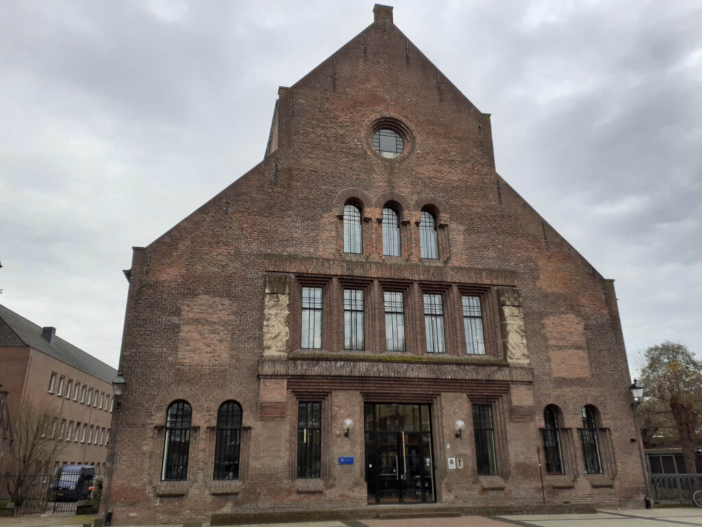 De maatwerksokkels die Luukzuilen gepresenteerd heeft staan in het Groot Tuighuis of de Oude Sint Jacobskerk in de Noord-Brabantse hoofdstad 's-Hertogenbosch. 